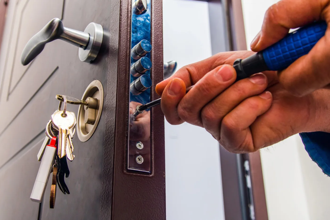 Réglage d'une serrure multipoints, clés sur la porte, dans un logement de Rueil