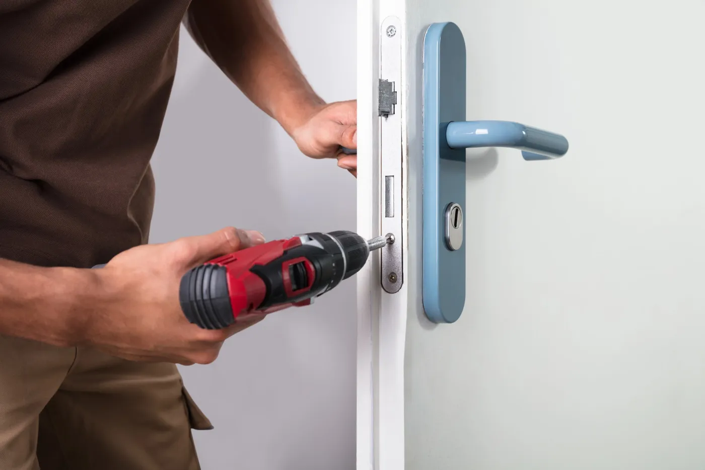 Installation d'une serrure encastrée sur une porte d'entrée à Rueil-Malmaison