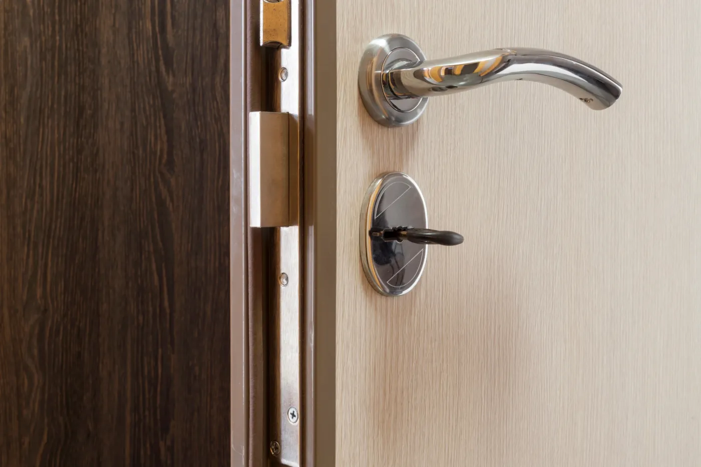 Poignée et entrée de clé d'une porte sécurisée à Rueil-Malmaison